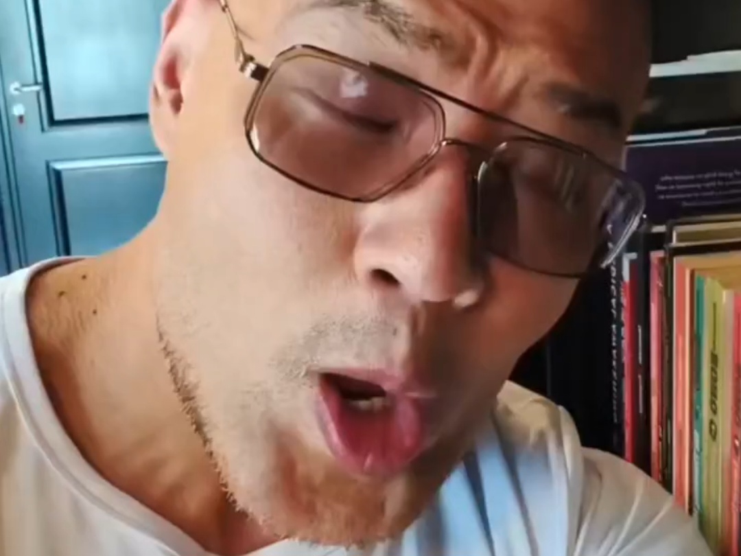 alt title